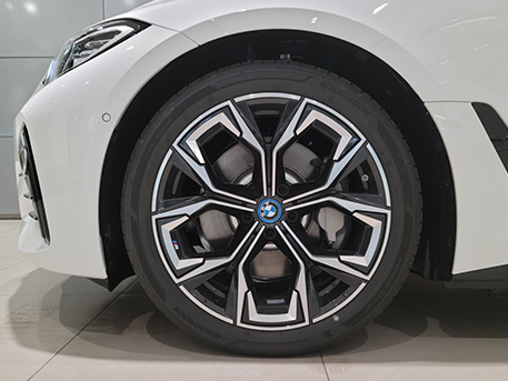 BMW i4 전기차 비엠더블유 아이포 휠 타이어 바퀴 화이트