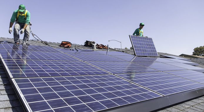 솔라시티 태양광 패널을 설치하는 모습,SolarCity