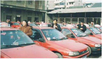 2000년 전후 중국 길거리를 누비던 이치샤리(一汽夏利) 택시