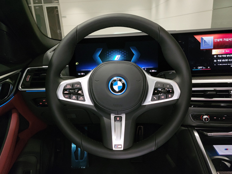 BMW i4 전기차 비엠더블유 아이포 스티어링휠 스티어링핸들 드라이빙휠 운전대
